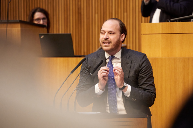 Am Redner:innenpult Nationalratsabgeordneter Nikolaus Scherak (NEOS)