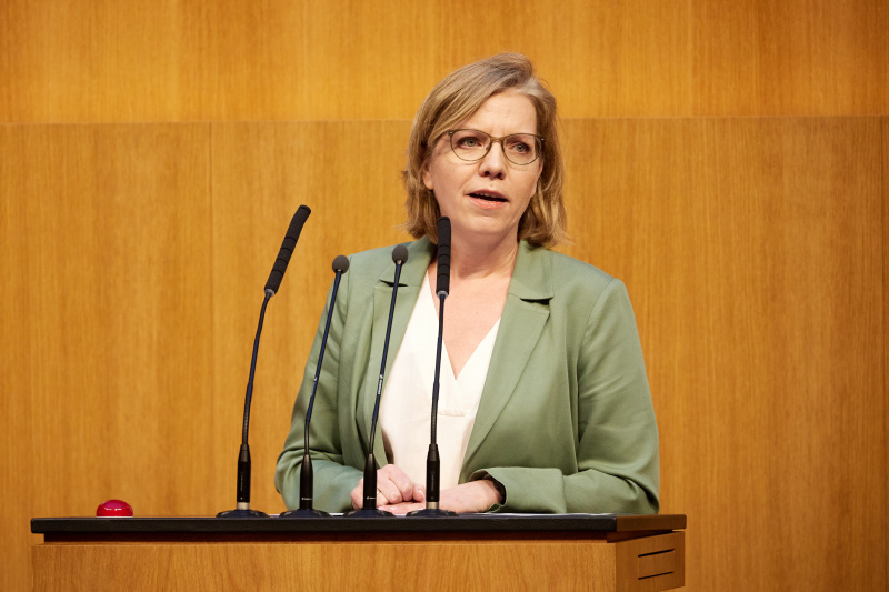 Am Redner:innenpult Infrastrukturministerin Leonore Gewessler (GRÜNE)