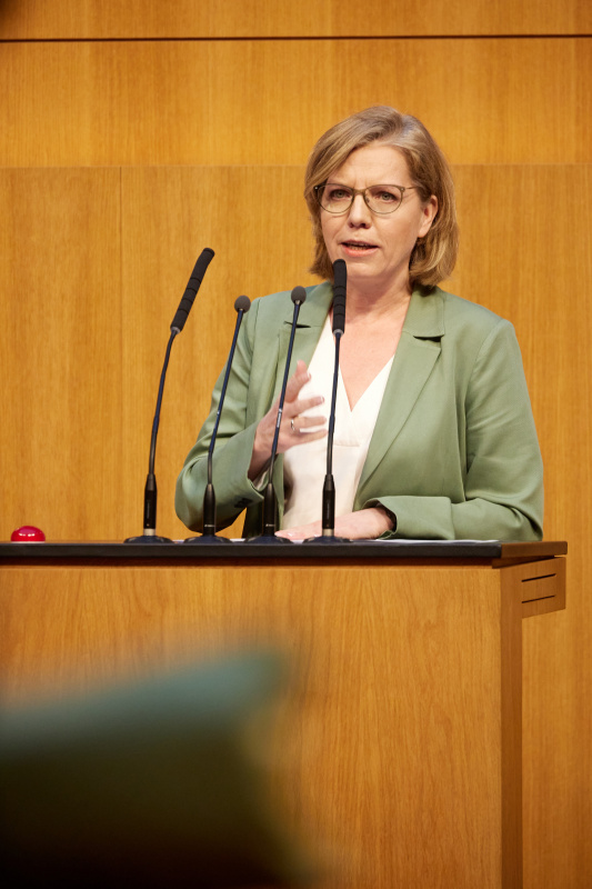 Am Redner:innenpult Infrastrukturministerin Leonore Gewessler (GRÜNE)