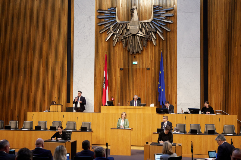 Am Redner:innenpult Infrastrukturministerin Leonore Gewessler (GRÜNE)