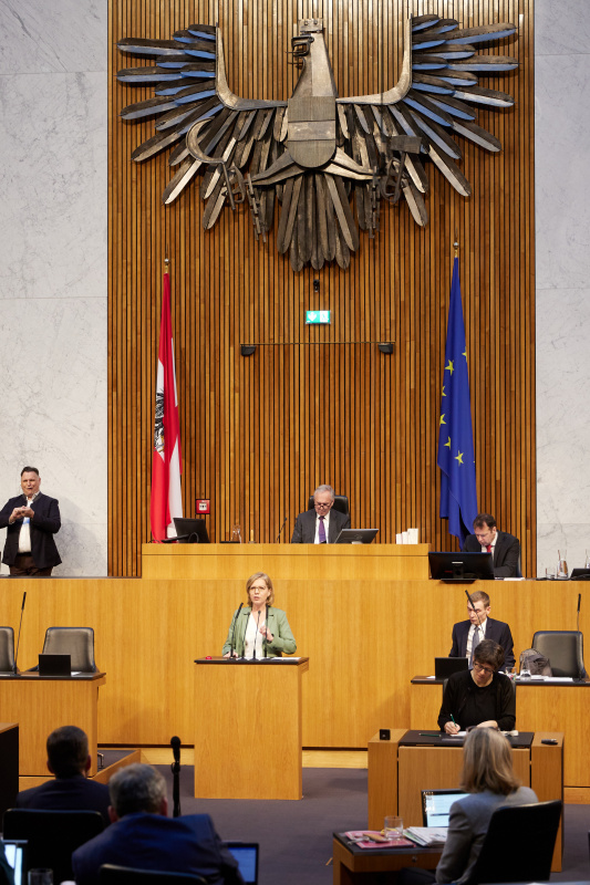 Am Redner:innenpult Infrastrukturministerin Leonore Gewessler (GRÜNE)