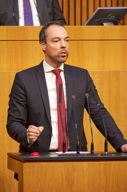 Am Redner:innenpult Nationalratsabgeordneter Klaus Lindinger (ÖVP)