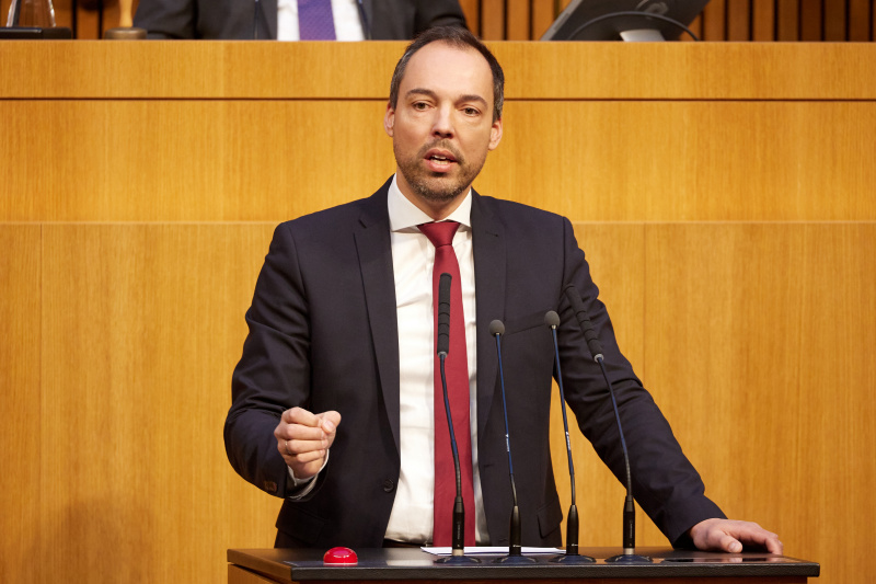 Am Redner:innenpult Nationalratsabgeordneter Klaus Lindinger (ÖVP)