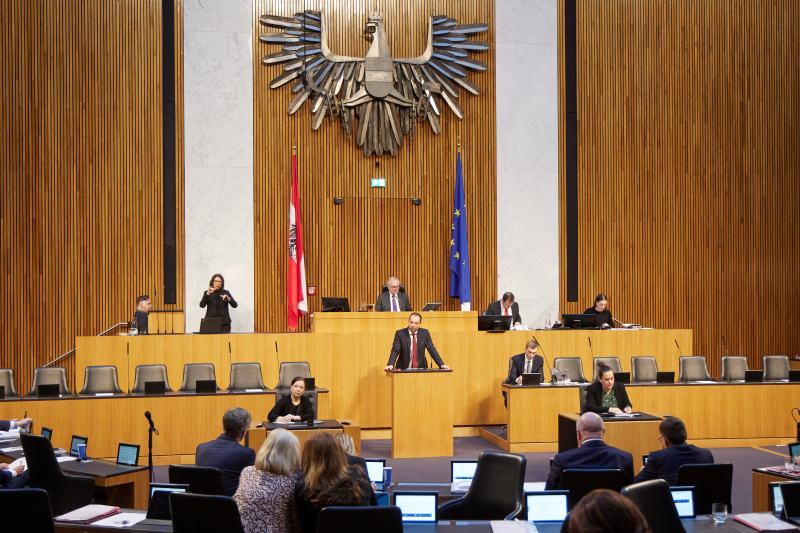 Am Redner:innenpult Nationalratsabgeordneter Klaus Lindinger (ÖVP)