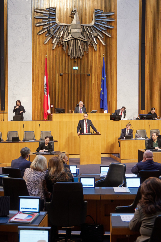 Am Redner:innenpult Nationalratsabgeordneter Klaus Lindinger (ÖVP)