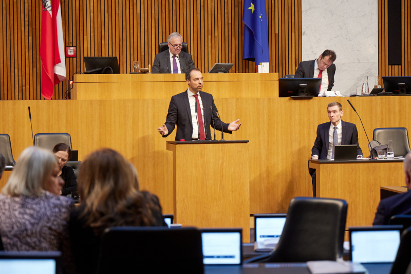 Am Redner:innenpult Nationalratsabgeordneter Klaus Lindinger (ÖVP)