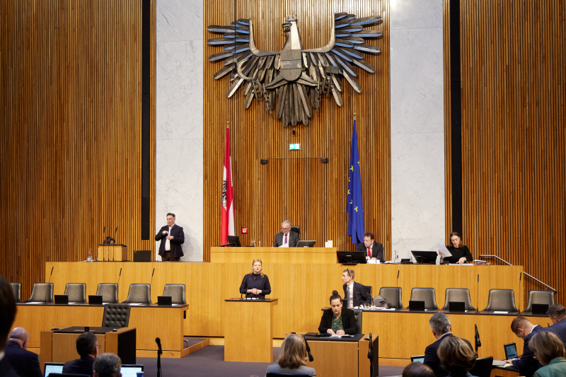 Am Redner:innenpult Nationalratsabgeordnete Barbara Teiber (SPÖ)