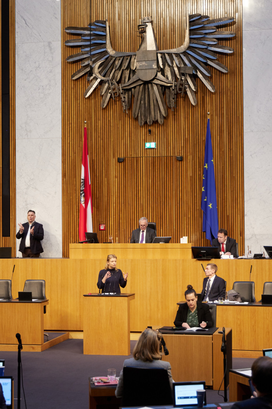 Am Redner:innenpult Nationalratsabgeordnete Barbara Teiber (SPÖ)