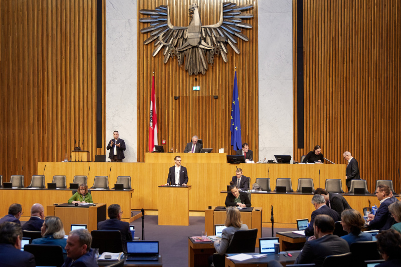 Am Redner:innenpult Nationalratsabgeordneter Johannes Gasser (NEOS)