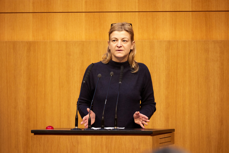 Am Redner:innenpult Nationalratsabgeordnete Barbara Teiber (SPÖ)