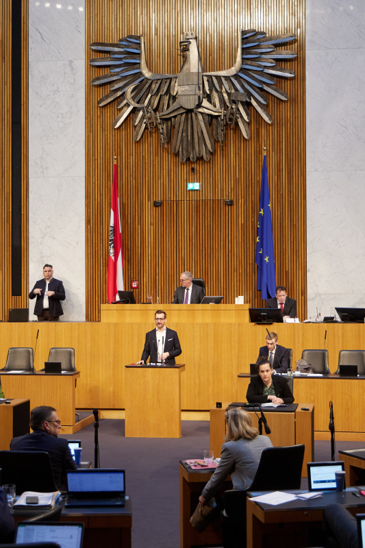 Am Redner:innenpult Nationalratsabgeordneter Johannes Gasser (NEOS)