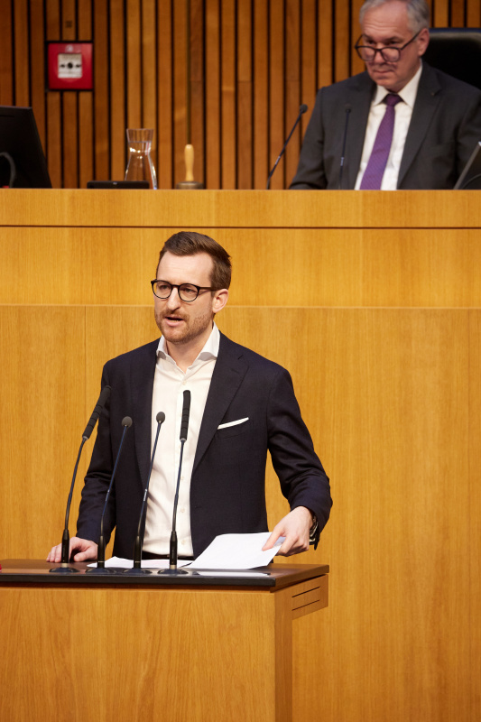 Am Redner:innenpult Nationalratsabgeordneter Johannes Gasser (NEOS)