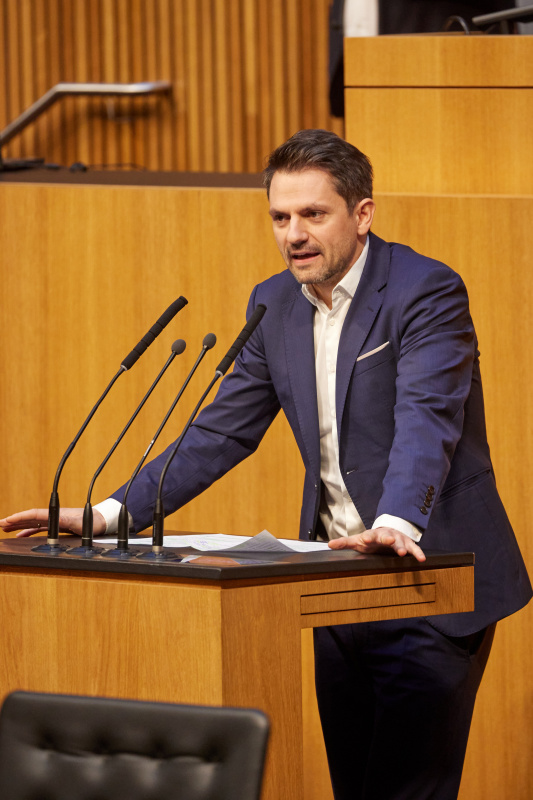 Am Redner:innenpult Nationalratsabgeordneter Jakob Schwarz (GRÜNE)