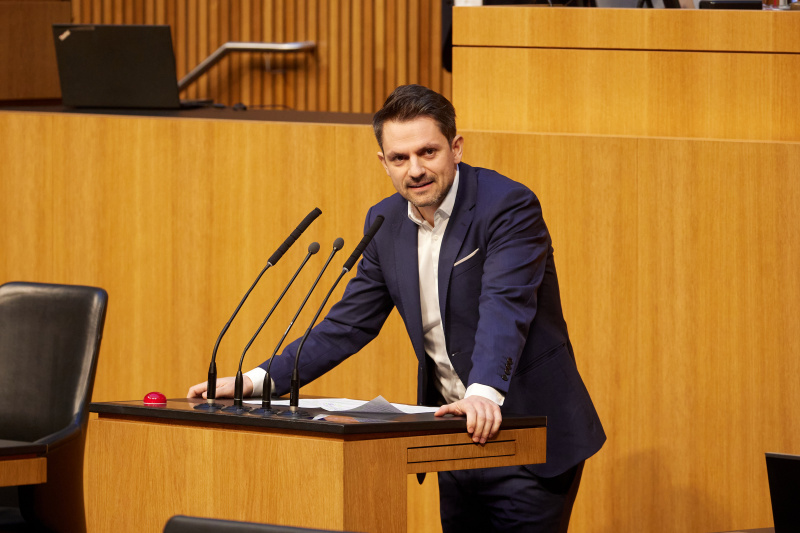 Am Redner:innenpult Nationalratsabgeordneter Jakob Schwarz (GRÜNE)