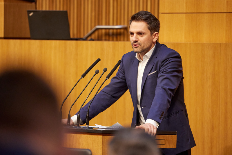 Am Redner:innenpult Nationalratsabgeordneter Jakob Schwarz (GRÜNE)