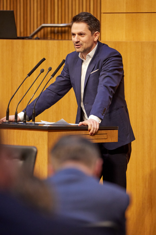 Am Redner:innenpult Nationalratsabgeordneter Jakob Schwarz (GRÜNE)