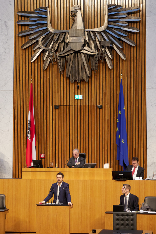 Am Redner:innenpult Nationalratsabgeordneter Jakob Schwarz (GRÜNE)
