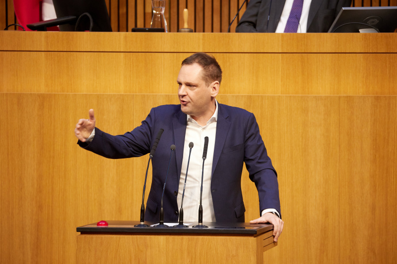 Am Redner:innenpult Klubvorsitzender Philip Kucher (SPÖ)