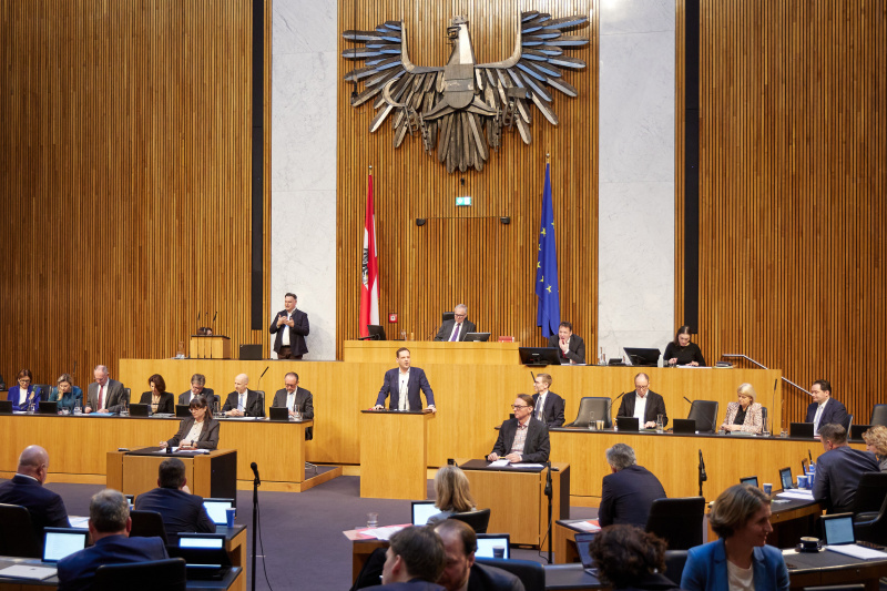 Am Redner:innenpult Klubvorsitzender Philip Kucher (SPÖ)