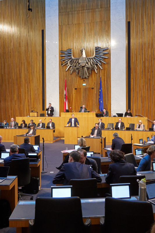 Am Redner:innenpult Klubvorsitzender Philip Kucher (SPÖ)