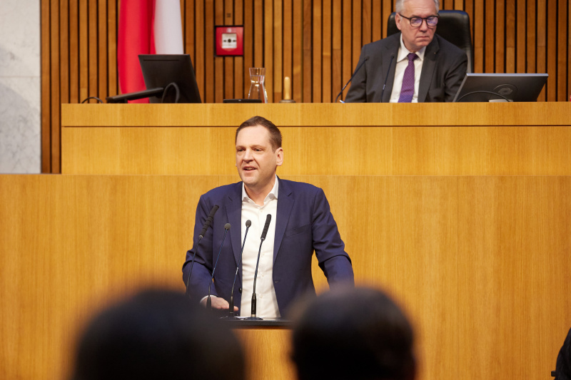 Am Redner:innenpult Klubvorsitzender Philip Kucher (SPÖ)