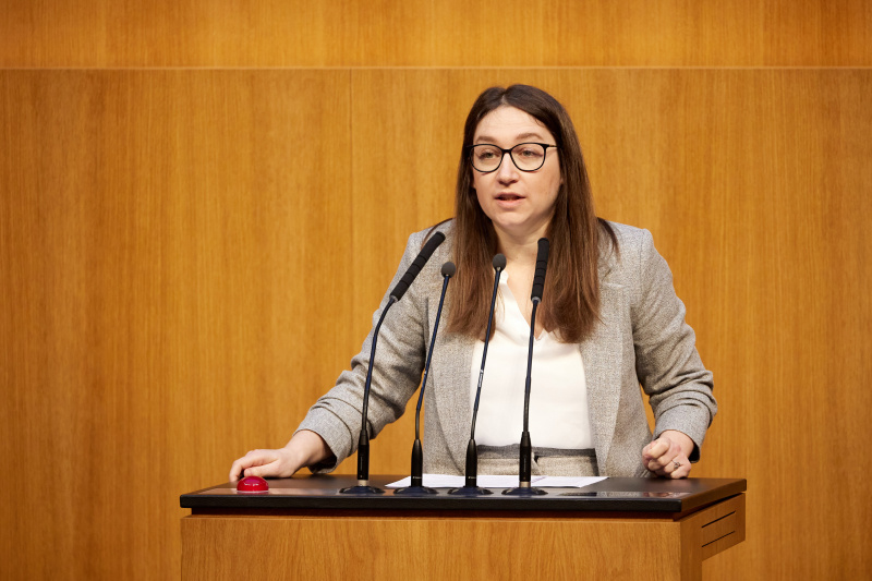 Am Redner:innenpult Nationalratsabgeordnete Julia Elisabeth Herr (SPÖ)