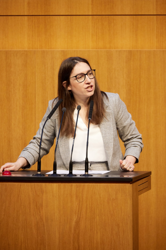 Am Redner:innenpult Nationalratsabgeordnete Julia Elisabeth Herr (SPÖ)