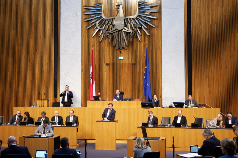 Am Redner:innenpult Nationalratsabgeordneter Rudolf Silvan (SPÖ)