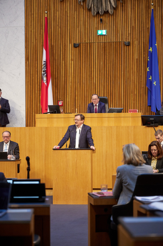 Am Redner:innenpult Nationalratsabgeordneter Rudolf Silvan (SPÖ)