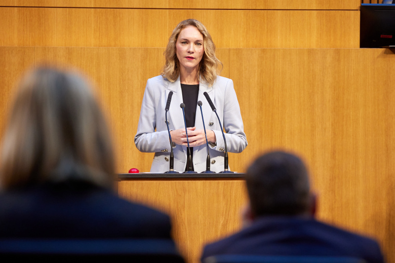 Am Redner:innenpult Nationalratsabgeordnete Pia Maria Wieninger (SPÖ)