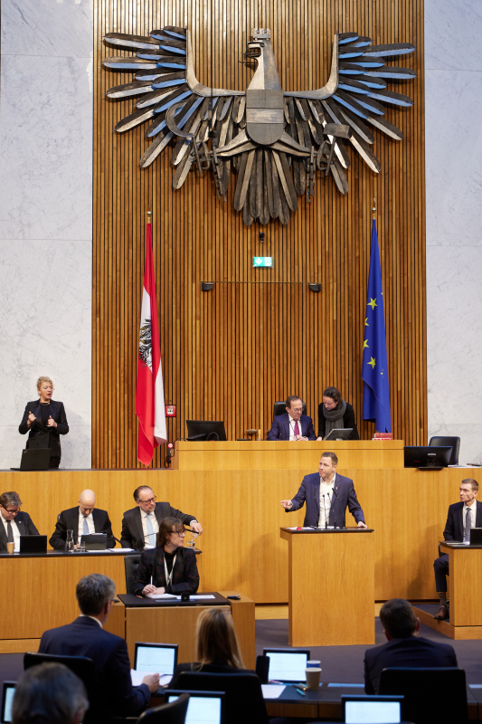 Am Redner:innenpult Nationalratsabgeordneter Michael Schnedlitz (FPÖ)