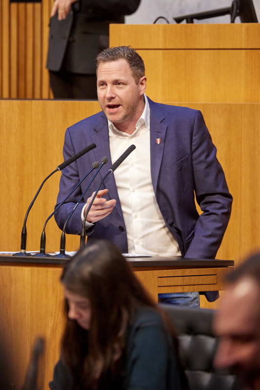 Am Redner:innenpult Nationalratsabgeordneter Michael Schnedlitz (FPÖ)