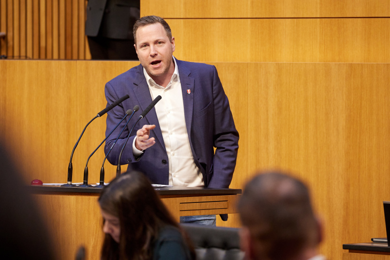 Am Redner:innenpult Nationalratsabgeordneter Michael Schnedlitz (FPÖ)