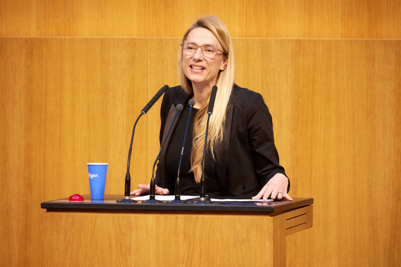 Am Redner:innenpult Nationalratsabgeordnete Juliane Bogner-Strauß (ÖVP)