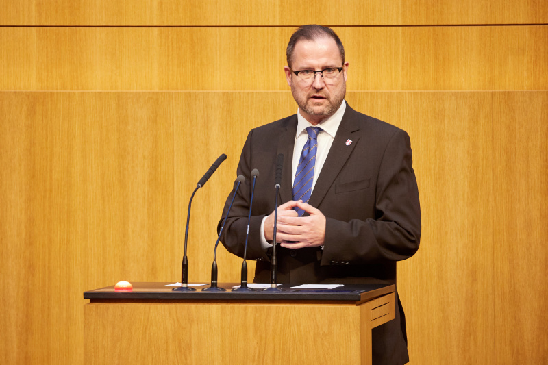 Am Redner:innenpult Nationalratsabgeordneter Christian Hafenecker (FPÖ)