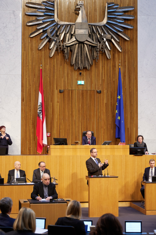 Am Redner:innenpult Nationalratsabgeordneter Christian Hafenecker (FPÖ)