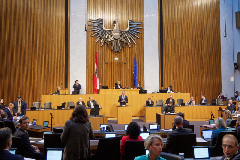 Am Redner:innenpult Nationalratsabgeordneter Georg Strasser (ÖVP)