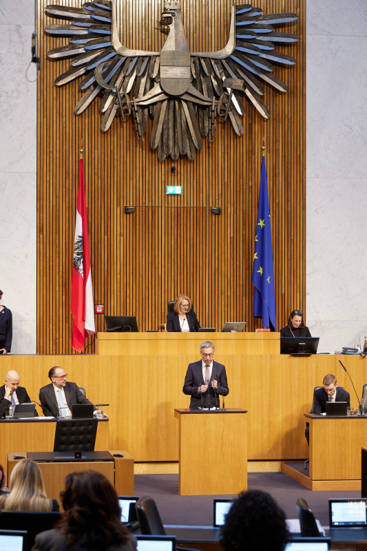 Am Redner:innenpult Nationalratsabgeordneter Georg Strasser (ÖVP)