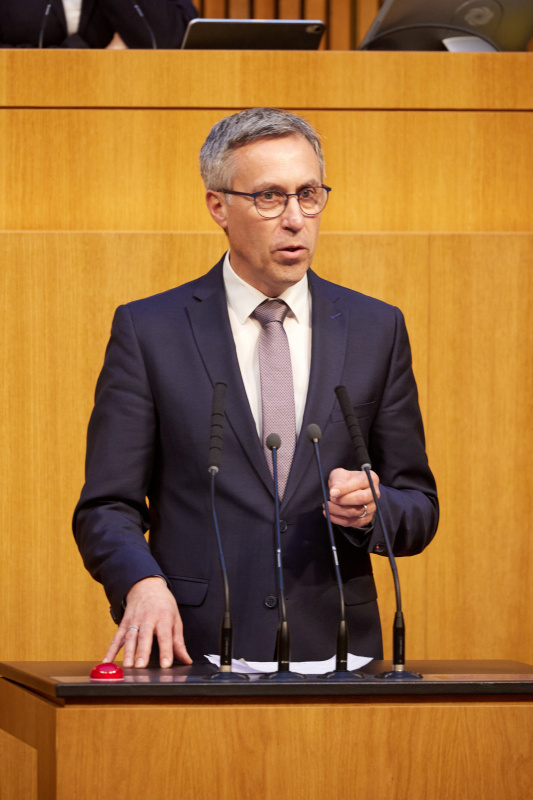 Am Redner:innenpult Nationalratsabgeordneter Georg Strasser (ÖVP)