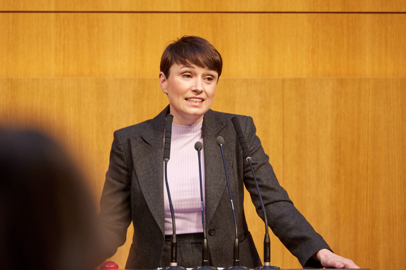 Am Redner:innenpult Klubobfrau Sigrid Maurer (GRÜNE)