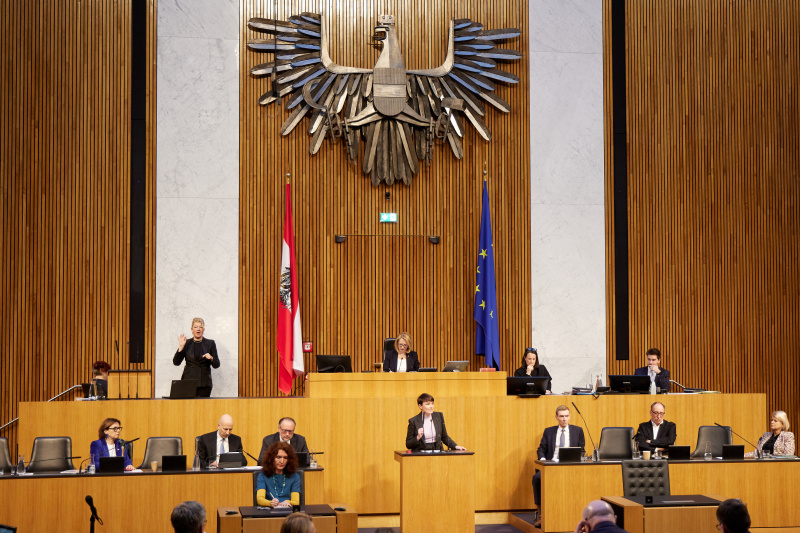 Am Redner:innenpult Klubobfrau Sigrid Maurer (GRÜNE)