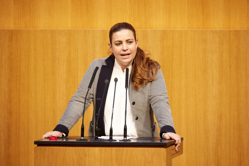 Am Redner:innenpult Nationalratsabgeordnete Nina Tomaselli (Grüne)