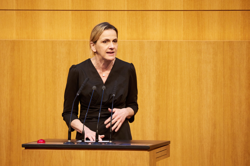 Am Redner:innenpult Nationalratsabgeordnete Dagmar Belakowitsch (FPÖ)