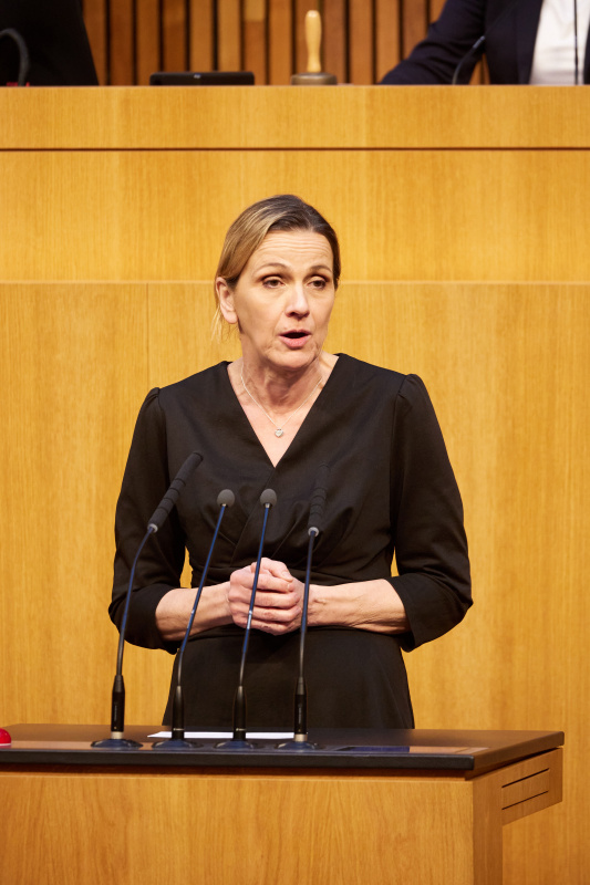 Am Redner:innenpult Nationalratsabgeordnete Dagmar Belakowitsch (FPÖ)