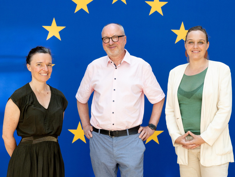 Von links:  Vertreterin des Österreichischen Parlaments in Brüssel Sophie Velberg, Stv. Leiter der Vertretung der Europäischen Kommission Wolfgang Bogensberger, Podcast Host Tatjana Lukáš