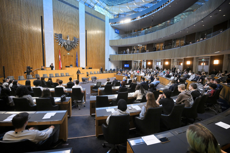 Lesung. Kammerschauspielerin Maria Köstlinger. Blick Richtung Veranstaltungsteilnehmer:innen