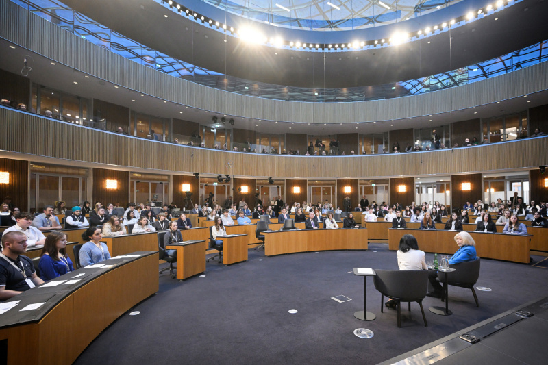 Blick Richtung Veranstaltungsteilnehmer:innen