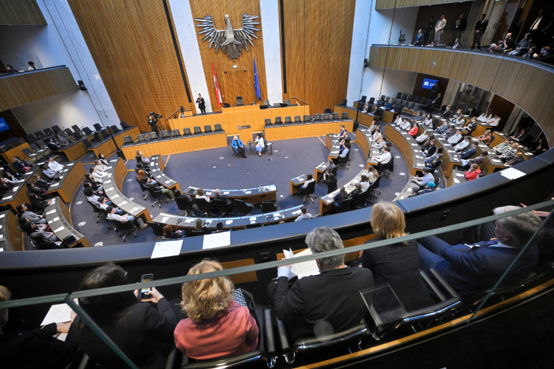 Blick Richtung Veranstaltungsteilnehmer:innen