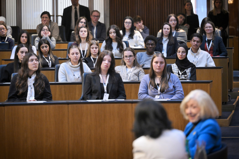 Blick Richtung Veranstaltungsteilnehmer:innen