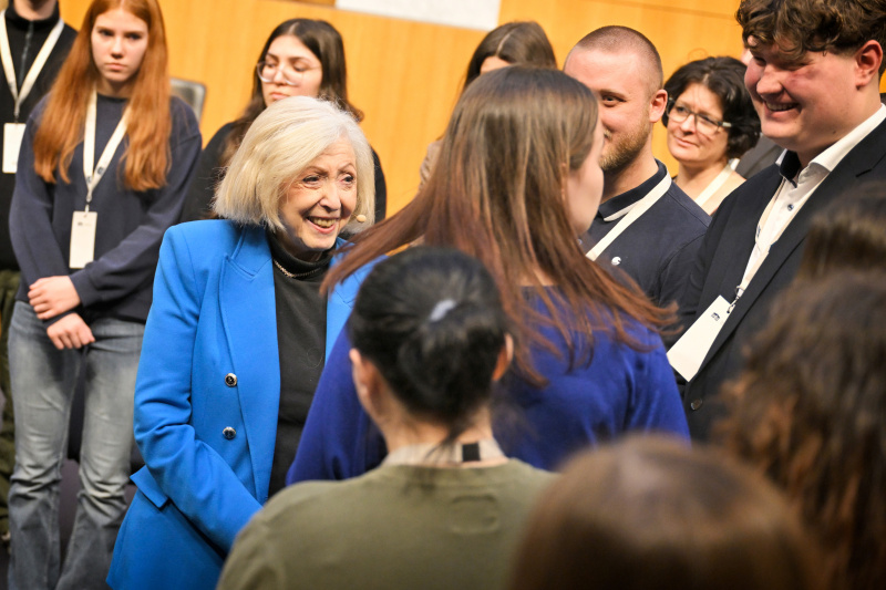 Zeitzeugin Erika Freeman mit Veranstaltungsteilnehmer:innen